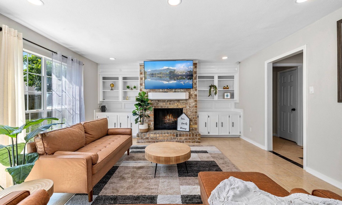 Mission Bend House | Chic Urban Escape: Your Trendy City Haven