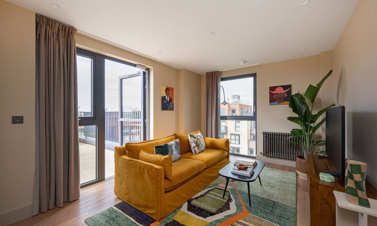 Tottenham Hale Apartment | Chic Urban Flat with Rooftop Access