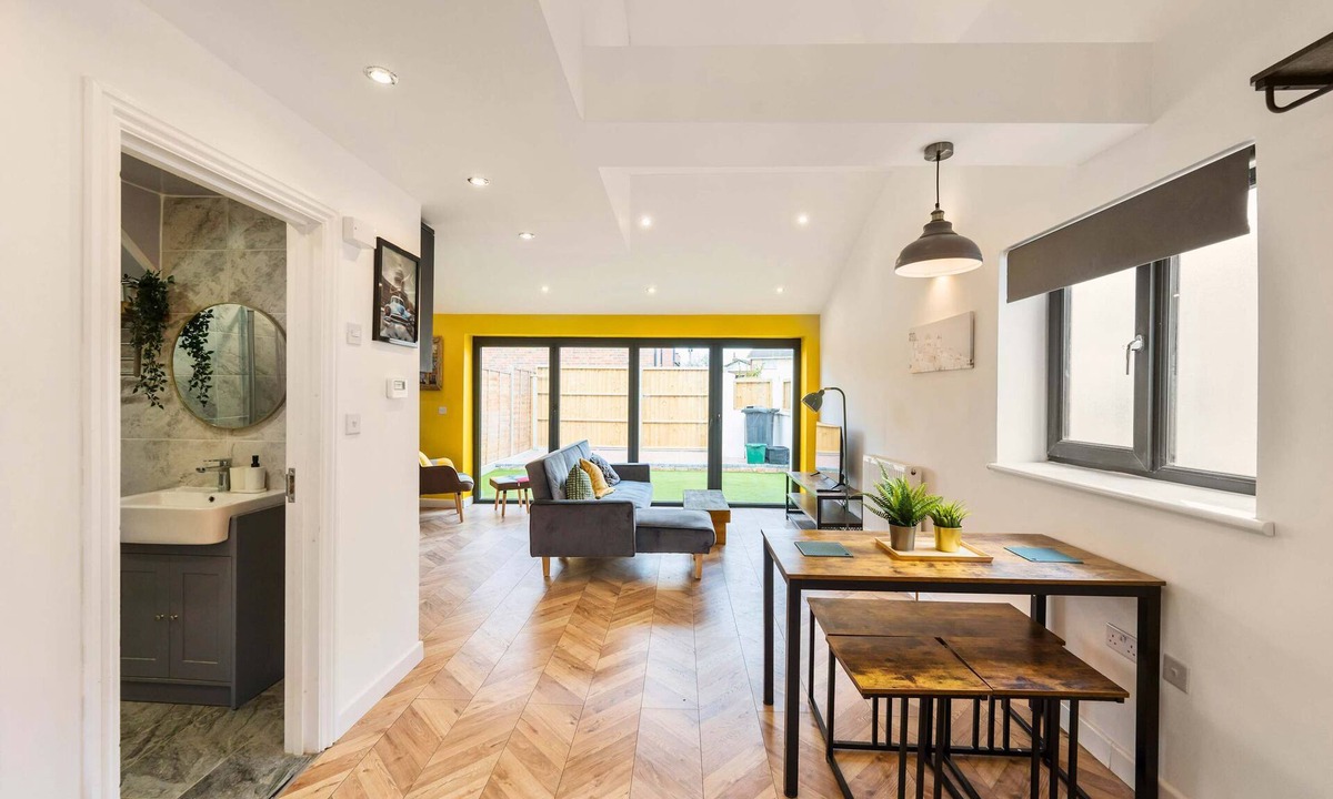 Hanham House | Chic Urban Haven with Double Bed House