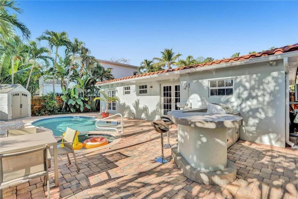 Victoria Park House | Chic Victoria Park Villa with Heated Pool and Spa