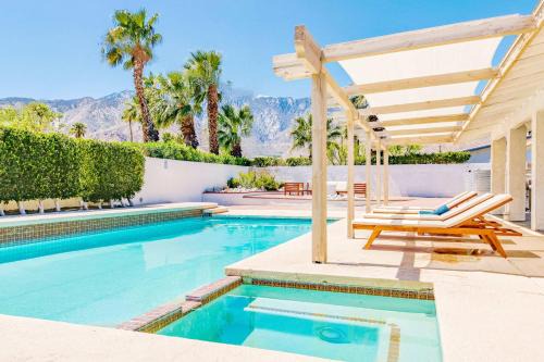 Racquet Club Estates House | Chic Villa Pool Jacuzzi Mountain Views