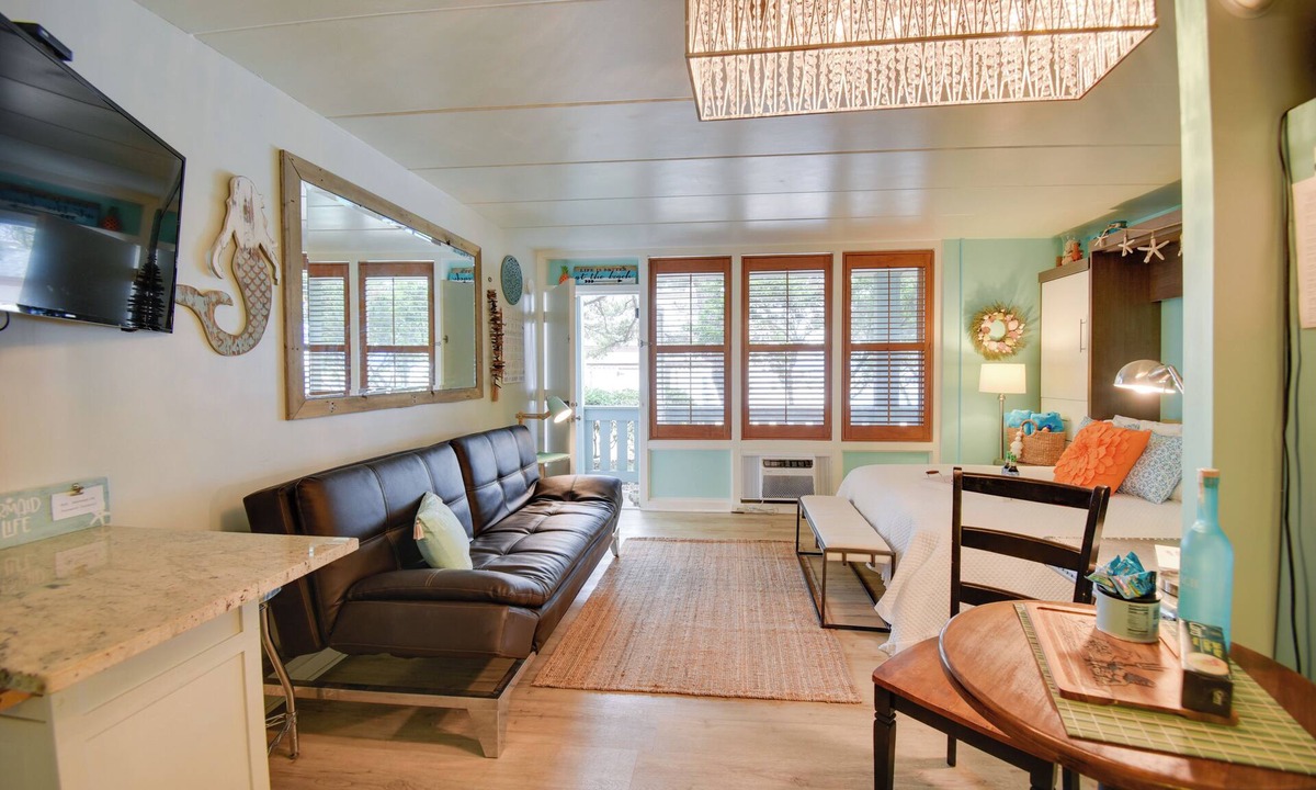 Virginia Beach Apartment | Chic Virginia Beach Retreat - Pool, Steps to Beach
