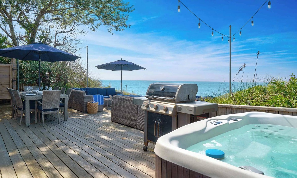 Wading River House | Chic Waterfront Beach House with Hot Tub