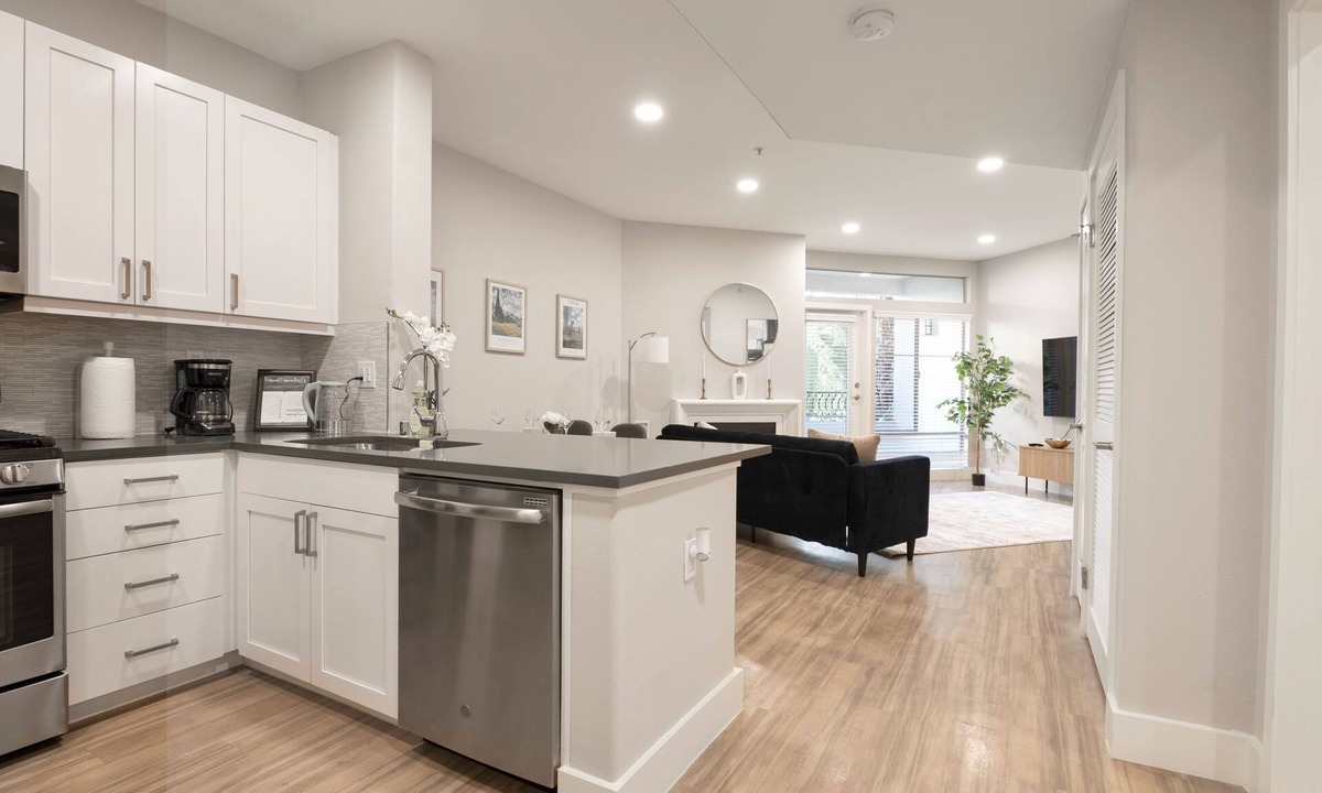 Los Angeles Apartment | Chic WeHo Urban Oasis: Full Amenities near The Grove