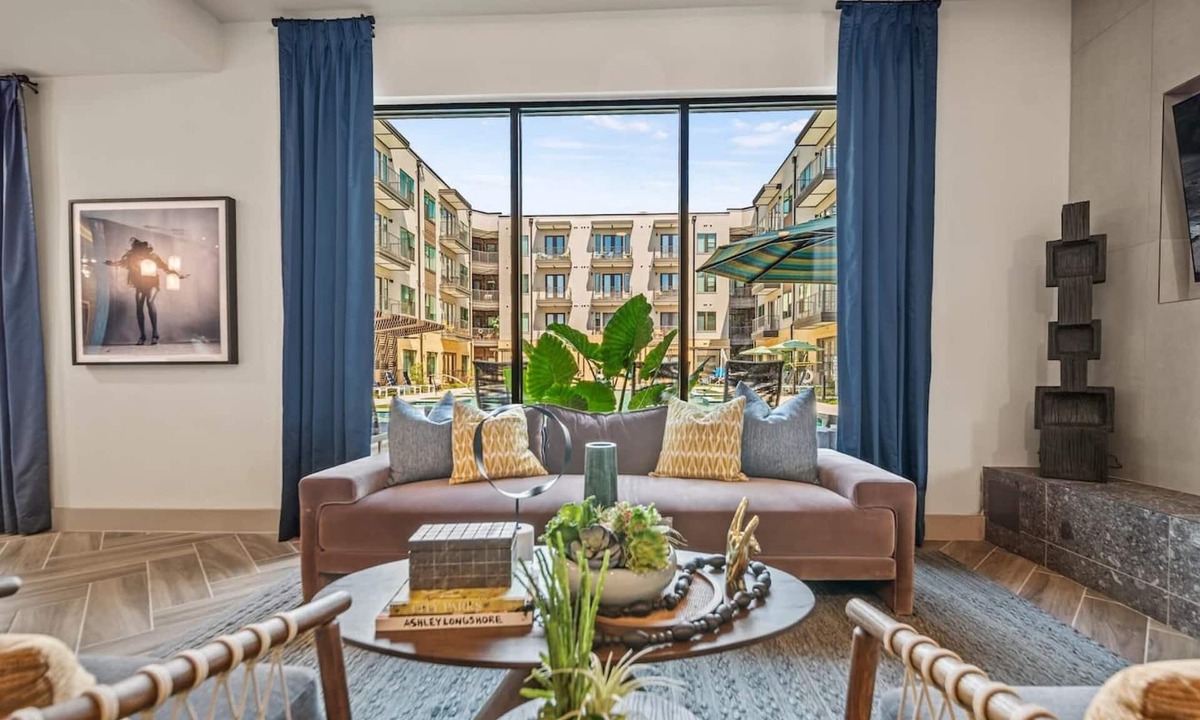 Highland Apartment | Chic West Downtown Studio w Washer Dryer
