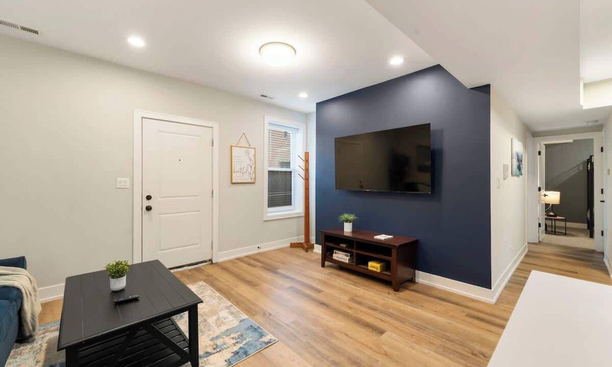 Heart of Chicago Apartment | Chicago 2BD 2BA Apartment Perfect for Families