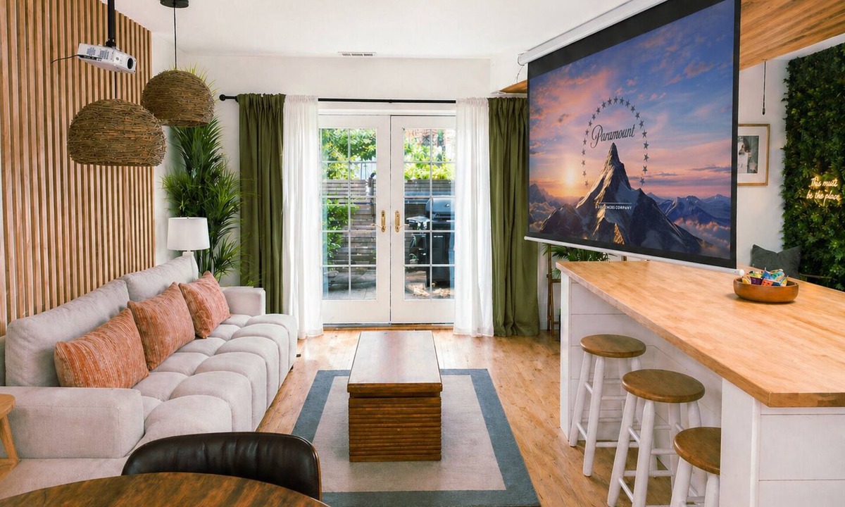 West Town Apartment | Chicago 2BR 2BA, Private Patio w/Fire Pit, Free Street Parking & 5 Gbps
