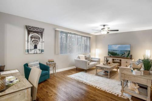 West Ridge Apartment | Chicago Charm