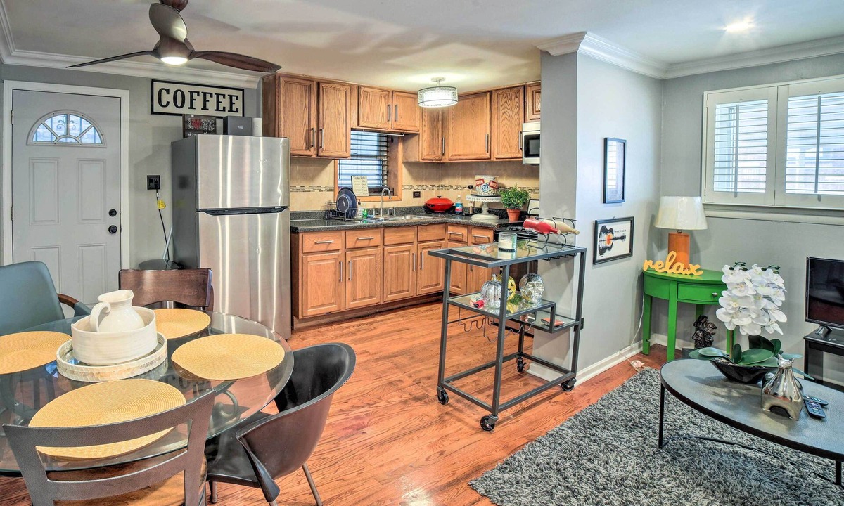 East Garfield Park Apartment | Chicago Gem Near Subway ~ 5 Mi to Downtown