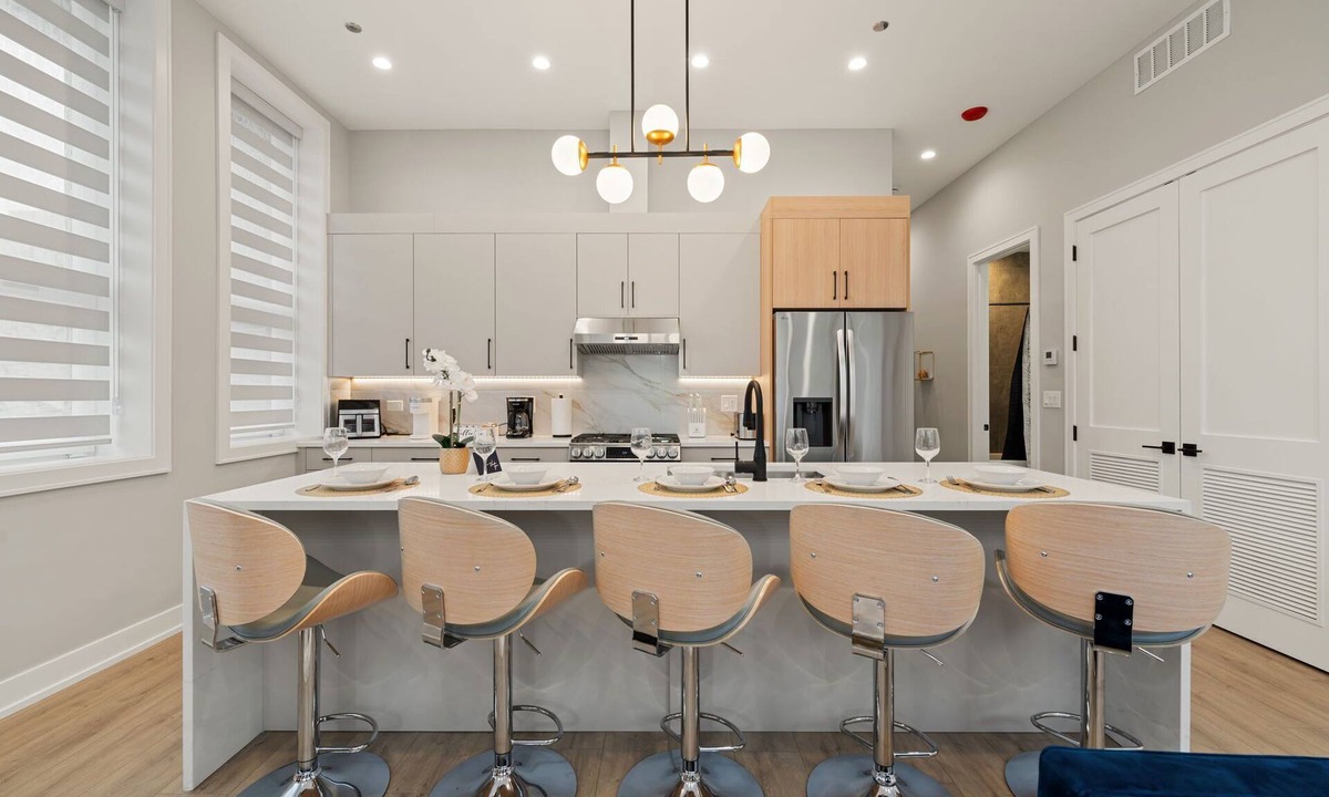 Tri-Taylor Apartment | Chicago Getaway: Family-Friendly 2BD 2BA Apartment