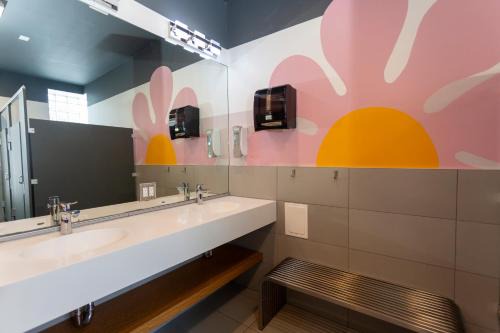 West Loop Hostel | Chicago Parthenon Hostel