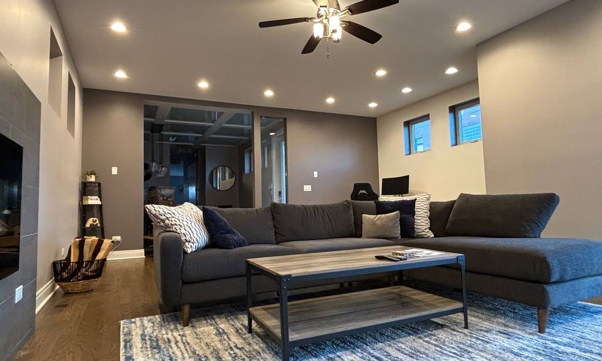 Noble Square Condo | ChiCasa West Town Paradise
