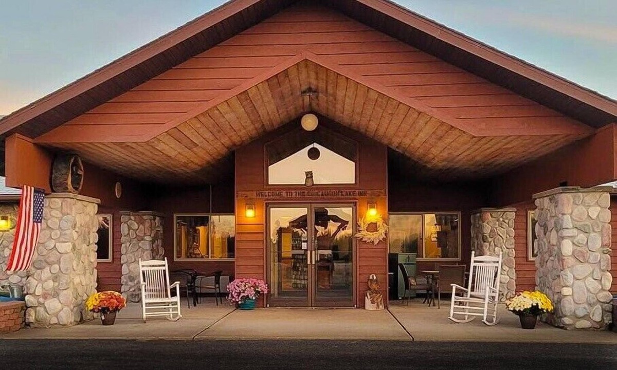 Gaastra Hotel | Chicaugon Lake Inn