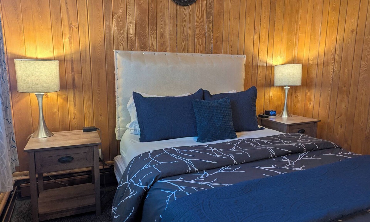 Grand Marais Hotel | Chickadee Nest at Feather Nest Inn