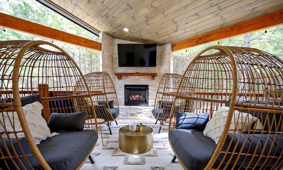 Hochatown Cabin | Chicken and Waffles Cabin Retreat w Hot Tub, Fire Pit , Fireplace & Deer Watch