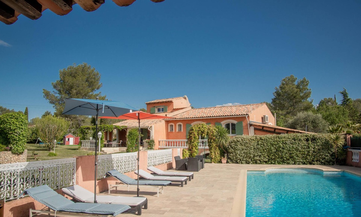 Bagnols-en-Foret House | Child-friendly holiday home with pool