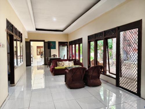 Darmo House | Chill-Inn near Surabaya Zoo Syariah