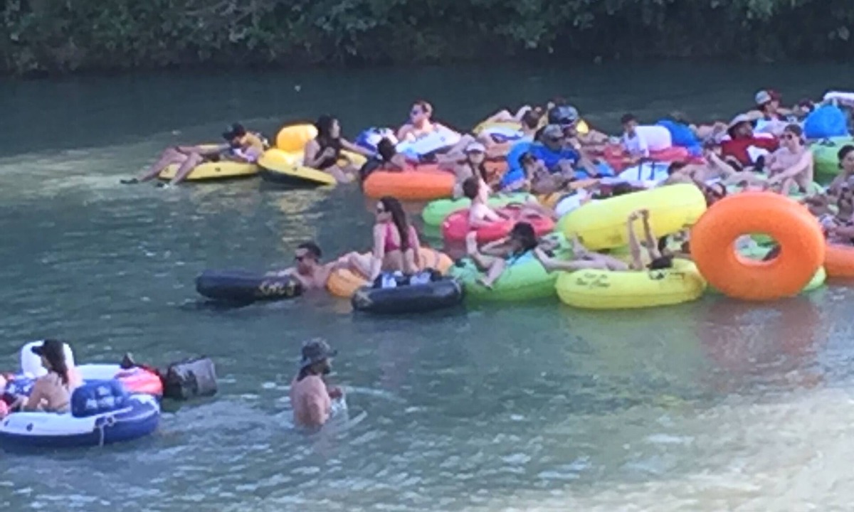 Martindale House | Chill out one the riverTUBING,PARTYING,RELAXING.