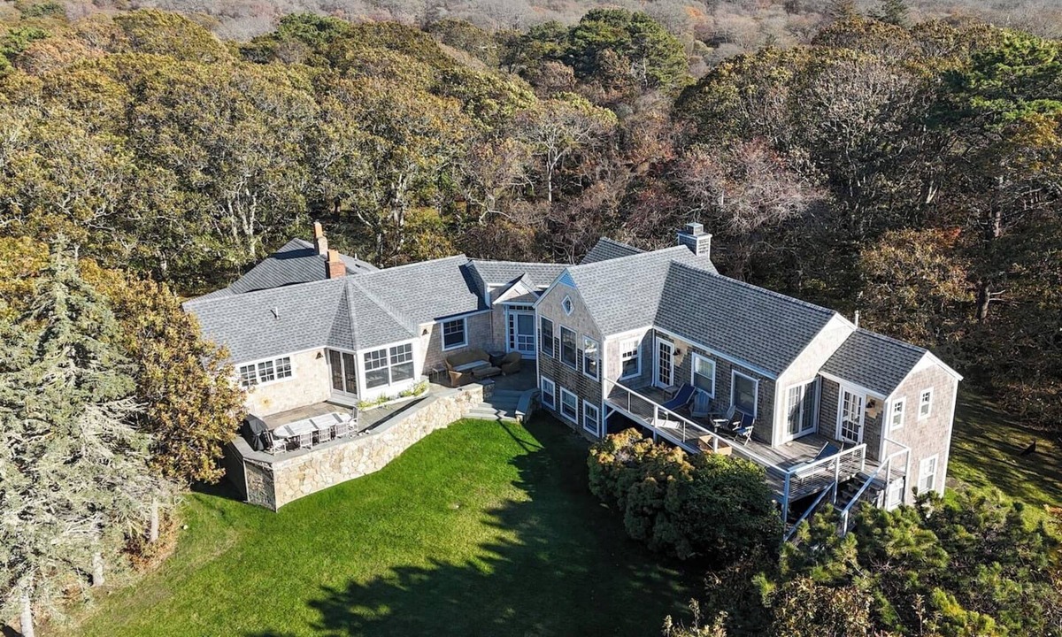Menemsha House | Chilmark Home, AC, WiFi, Pet friendly, 2 Tennis ct