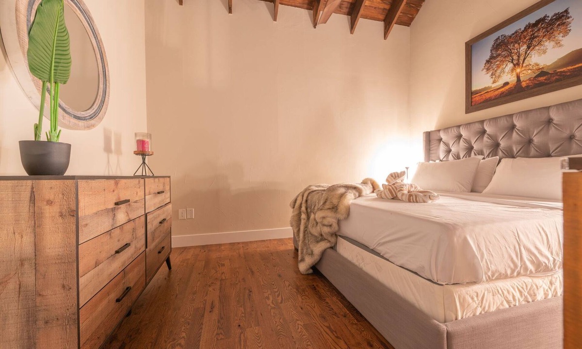 Lambertville House | Chimney Hill - 04) Second Floor Suite 4