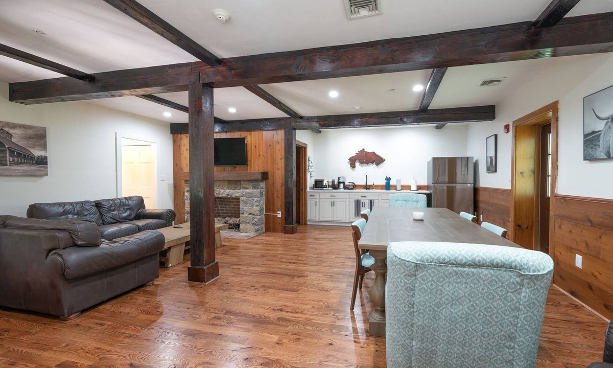 Lambertville House | Chimney Hill - 05) Conf Suite