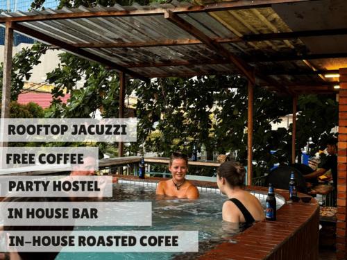 Chinatown Hostel | Chinatown Hostel by Mingle - Rooftop Private Jacuzzi with Bar