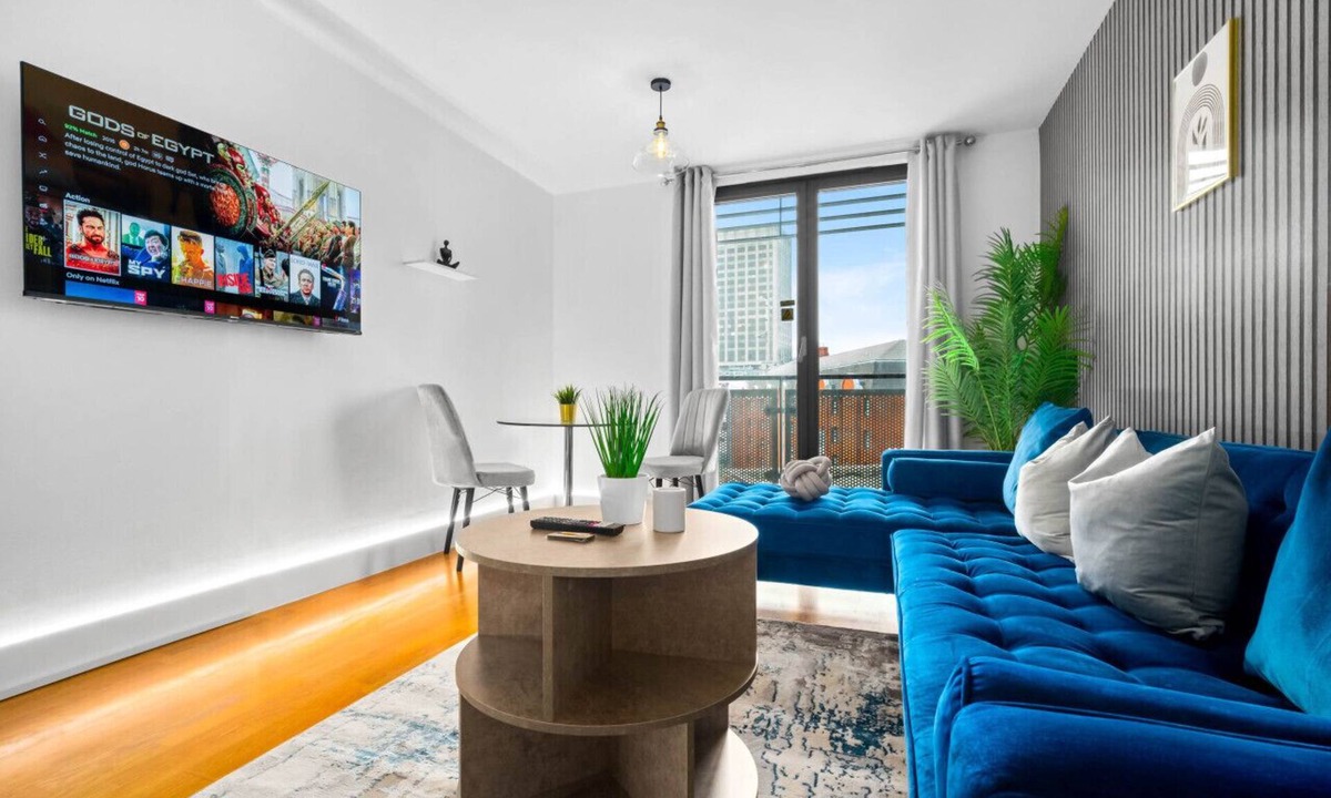 Theatreland Birmingham Apartment | Chinatown Parking Balcony