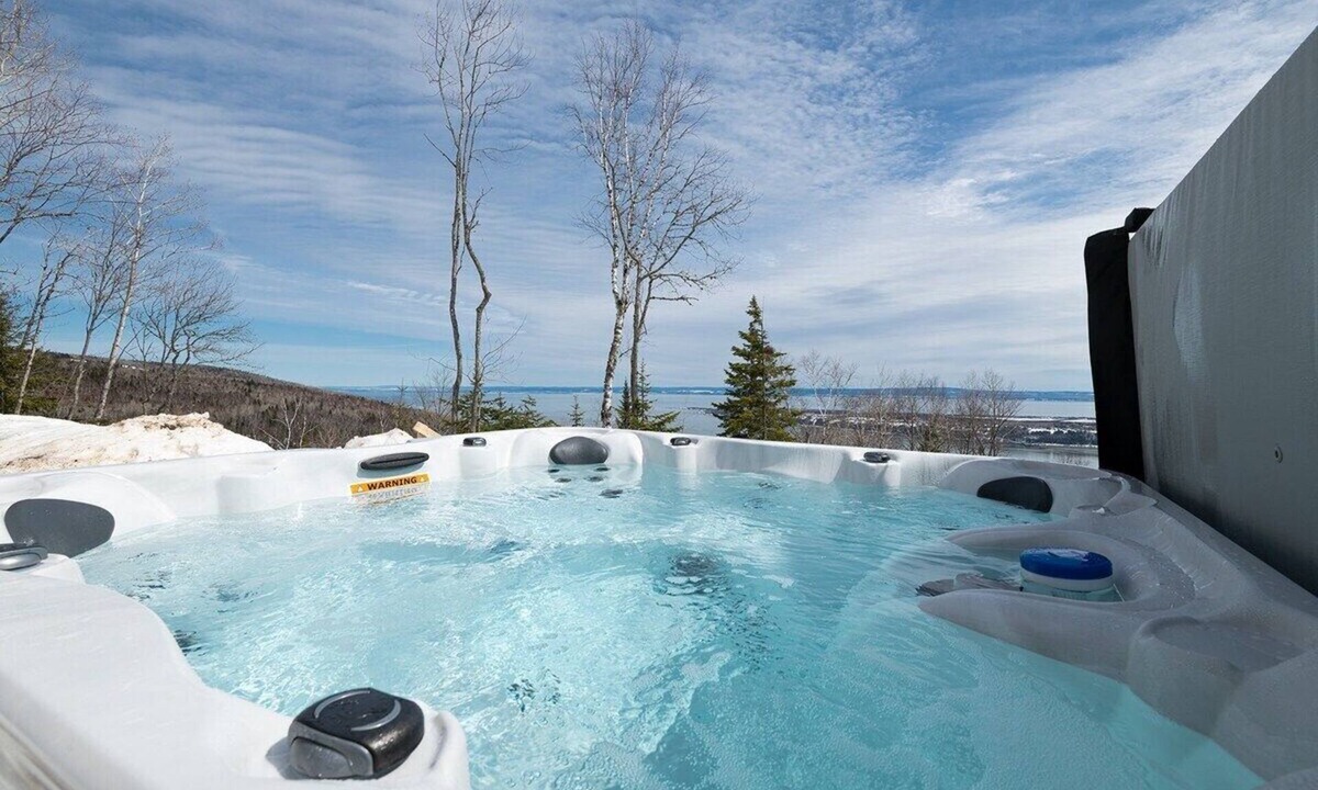 Les Eboulements Ski Chalet | Chinook 166: Hot Tub, River Views & Summer Terrace