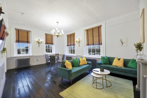 Chiswick Apartment | Chiswick 2BR Flat Patio Free Parking