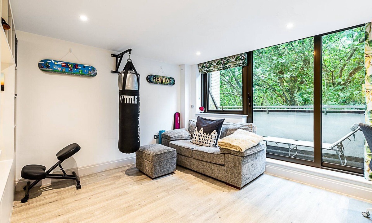 Turnham Green Apartment | ​Chiswick Studio Retreat with Private Balcony