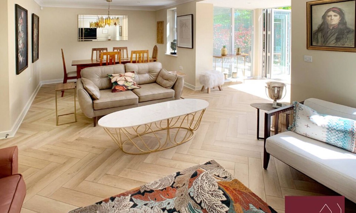 Woking House | Chobham - Parking, Garden, Gated