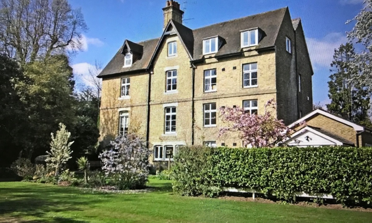 Woking Apartment | CHOBHAM, Surrey. Spacious luxury mansion conversion Sleeps4/5