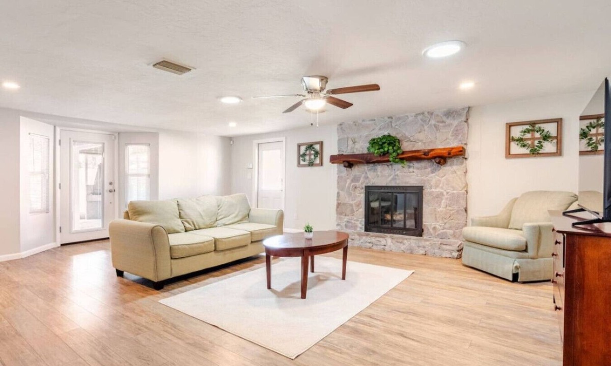 Sarasota Springs House | ChristianBNB For Teams Groups & Leaders Sleeps 14