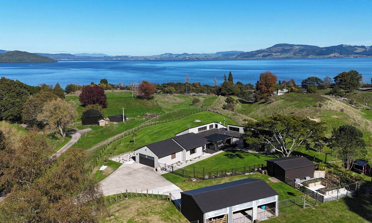 Hamurana House | Christmas ready Hamurana Lakeview Farmhouse Luxury Retreat 10 acre farm hot tub