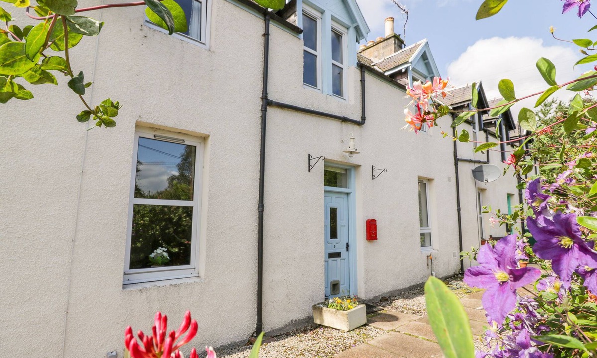 Kingussie Cottage | CHURCH VIEW, pet friendly, with open fire in Kingussie