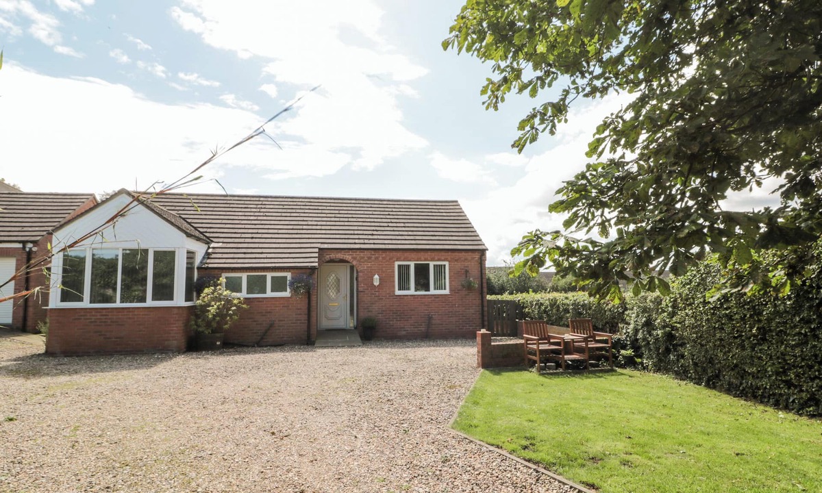 Withernwick House | CHURCH VIEW, pet friendly, with open fire in Aldbrough