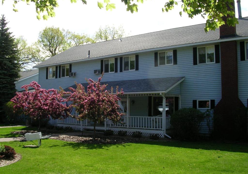 Hubbard Lake Hotel | Churchill Pointe Inn
