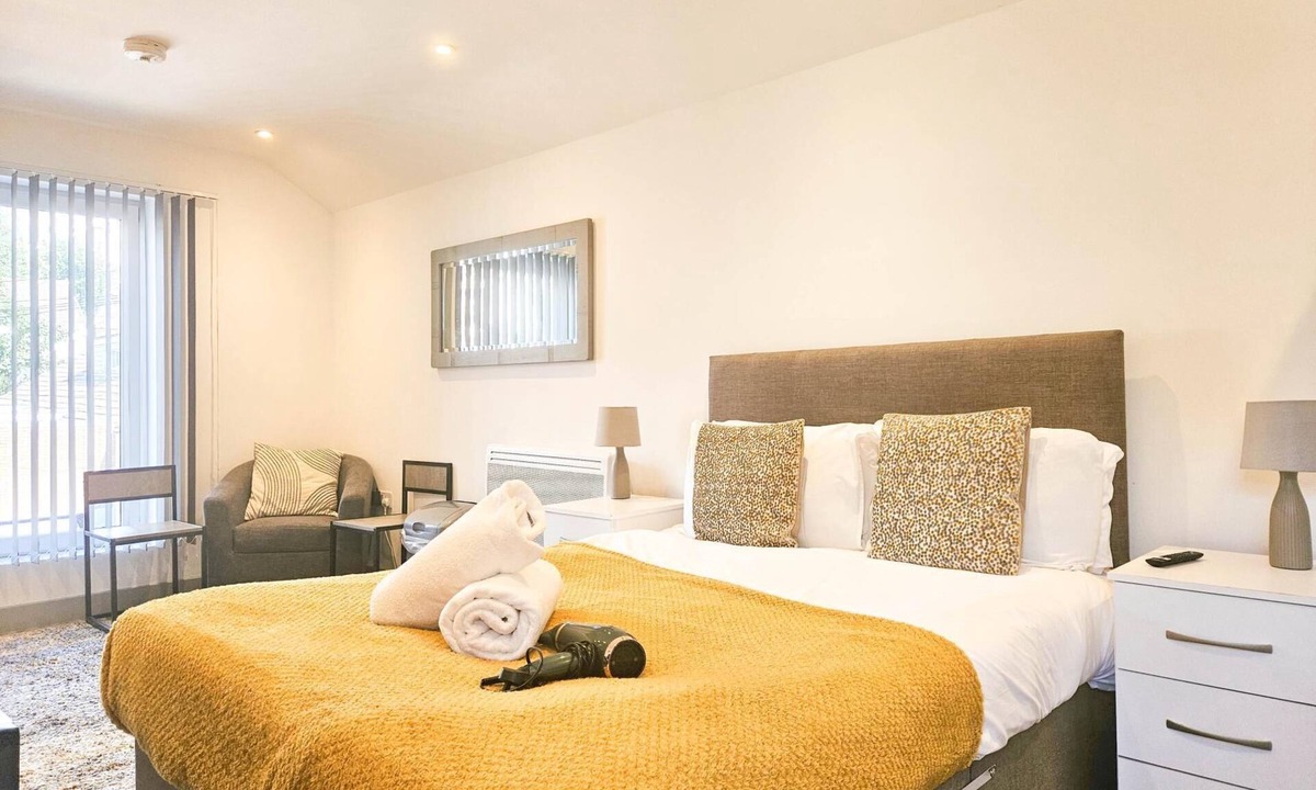 Skewen Apartment | Churchill Studio - 1 Bedroom Studio - Uplands