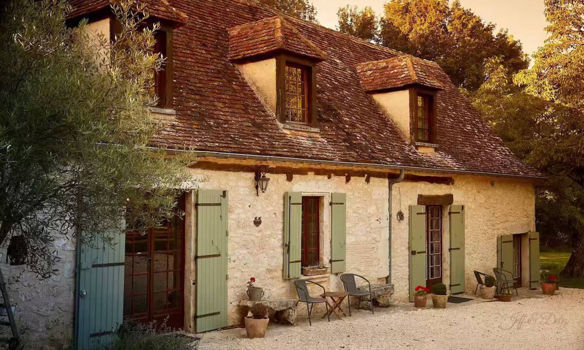 Monmadales Villa | Cicadas and birds sing to the setting sun