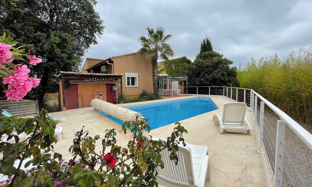 Aniane Villa | Cicadas and garigue