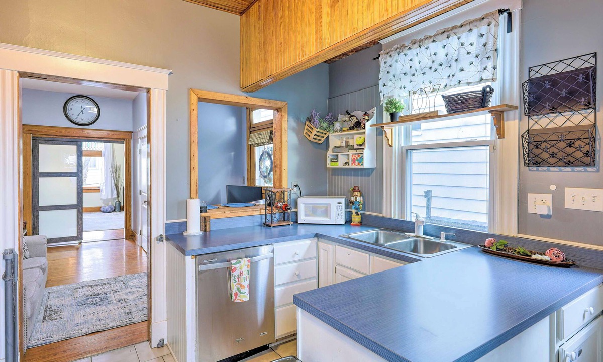 Clifton Heights House | Cincinnati Home w/Deck & Private Hot Tub!