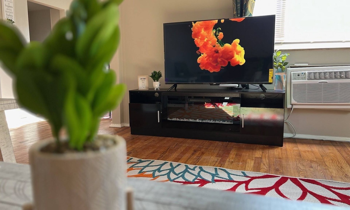 West Price Hill Apartment | Cincy Furnished Stays Emerald Oasis Retreat