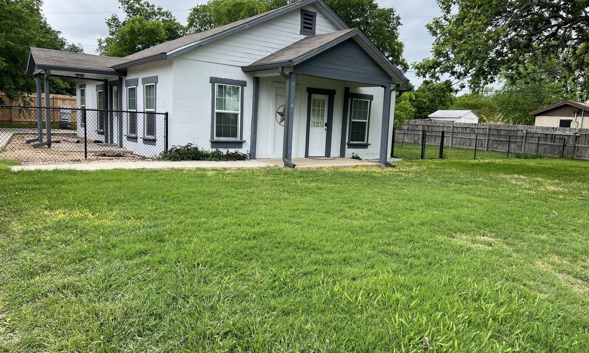 Bruceville-Eddy House | Cinder block house