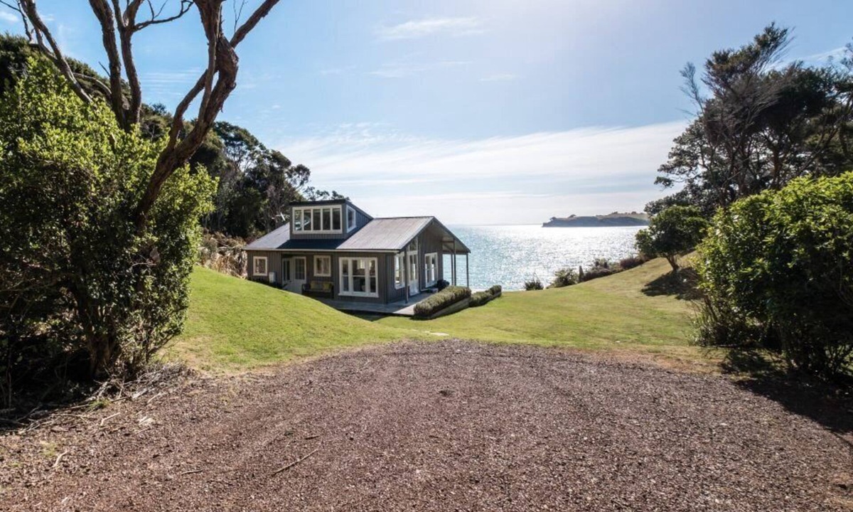 Waiheke Island Cottage | Circular Bay Cottage with private beach