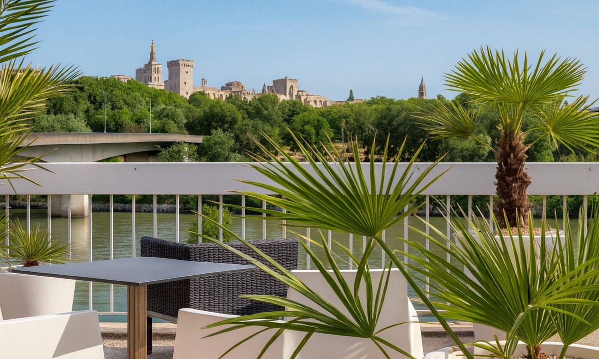 Villeneuve-les-Avignon Hotel | Cit’Hotel L’Oasis d’Avignon