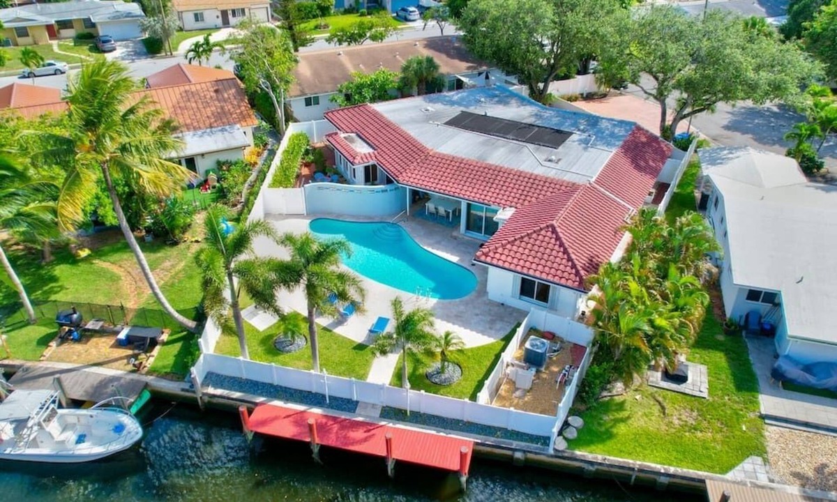 South New River Isles House | Citrus Isles - 2 Family Compound! Dock + Pool