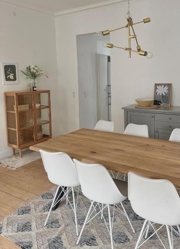 Aalborg Midtby Apartment | City center apartment with balcony and private parking