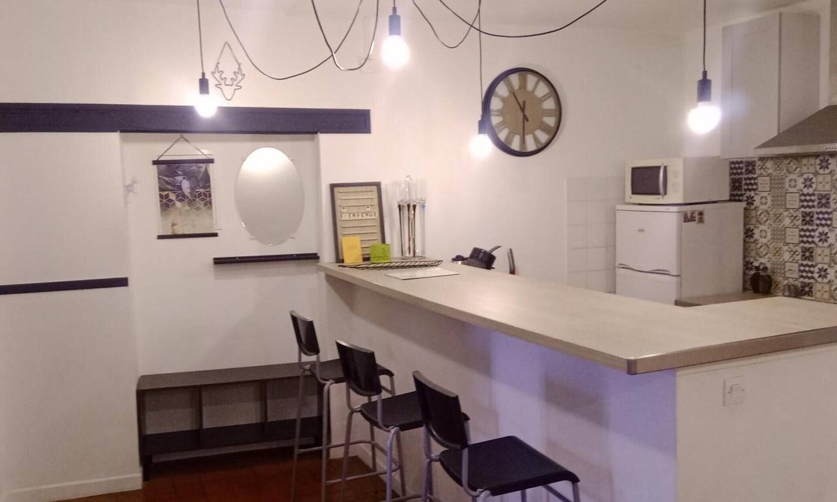 Forcalquier Apartment | City Center Forcalquier Apartment with Balcony
