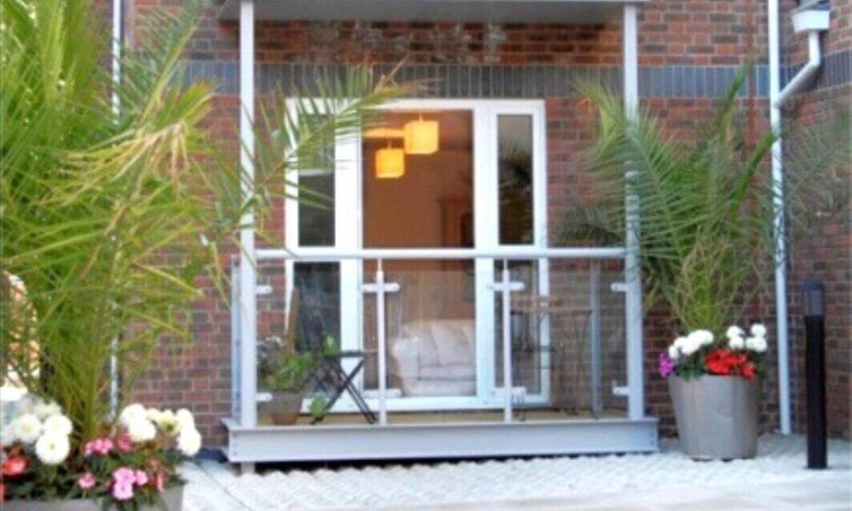 Chichester Apartment | City Centre 2 Bedroom Ground Floor Flat with Parking