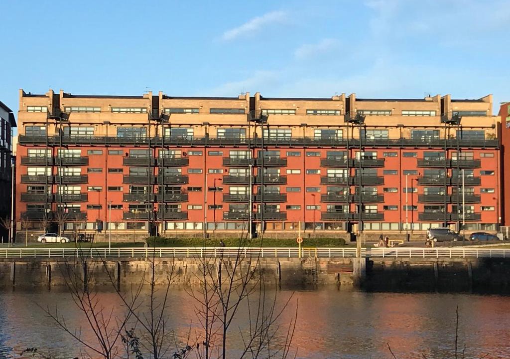 City Centre Glasgow Apartment | City Centre Riverside Apartment with private parking